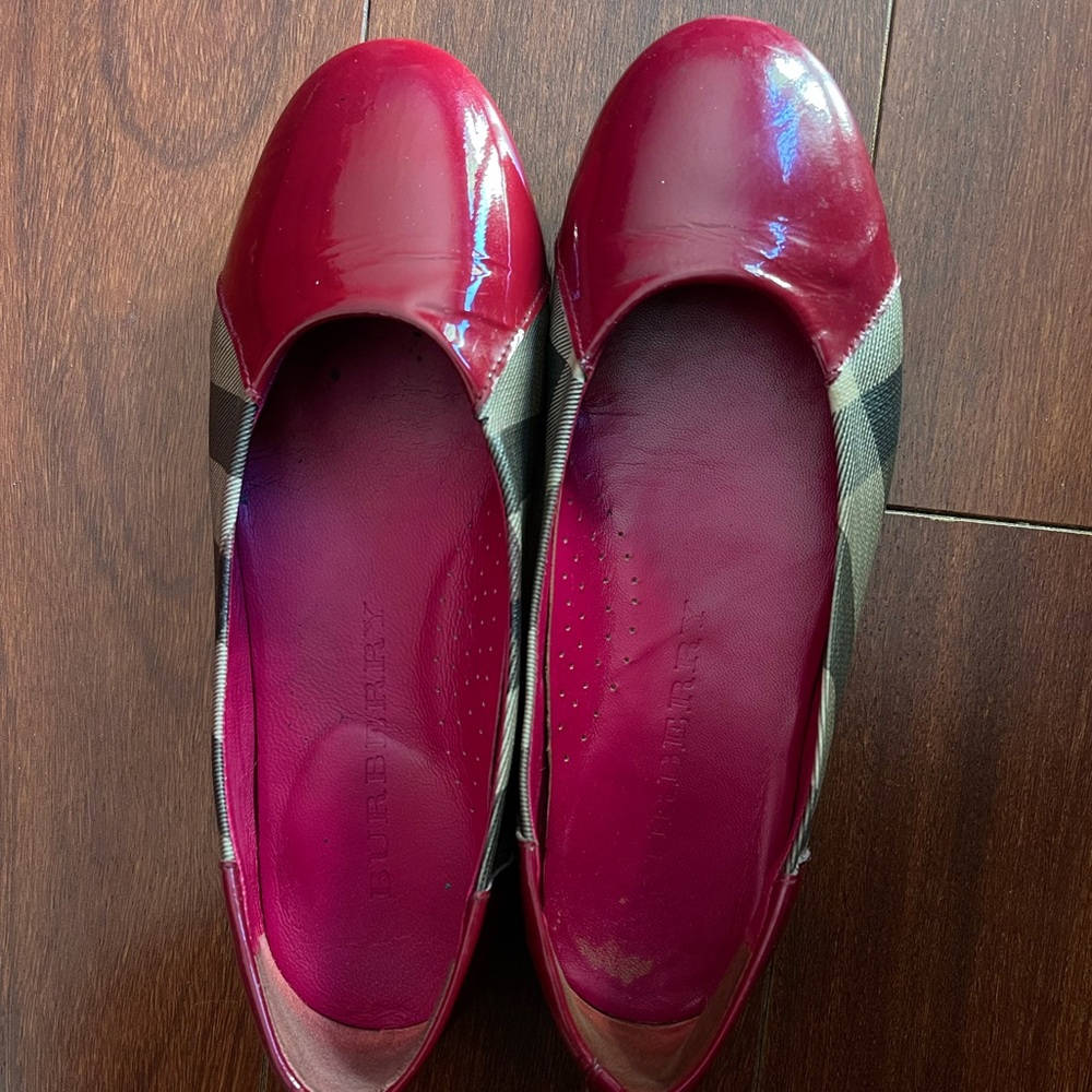 Burberry Girls Flats Authentic. Size 2.5 U.S (34 European)